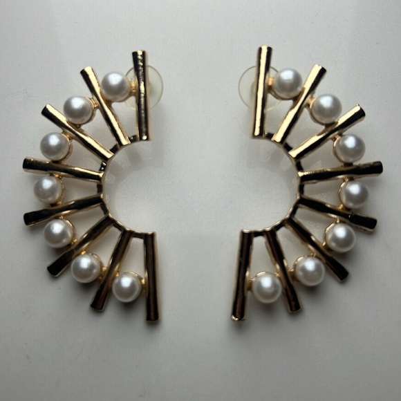 Gold Fashion Earrings CONTEMPORARY Faux Pearl Fashion Earrings. GUC - Picture 6 of 10